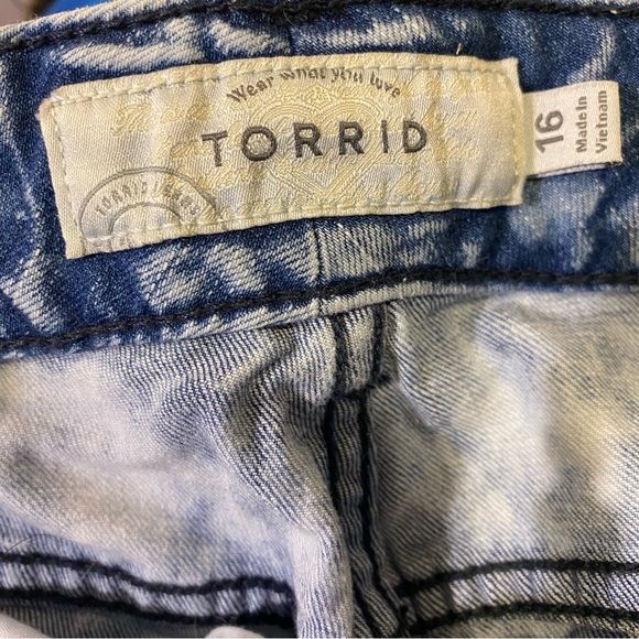 Torrid Acid Wash Low Rise Jean Shirts With Fringe Pockets Inseam 3” Women’s 16 - Picture 2 of 6